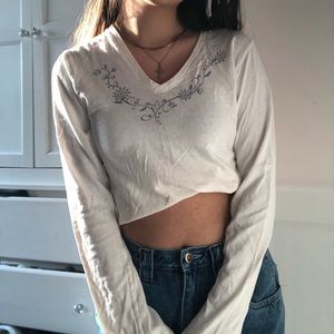 old navy y2k white floral vneck long sleeve tee